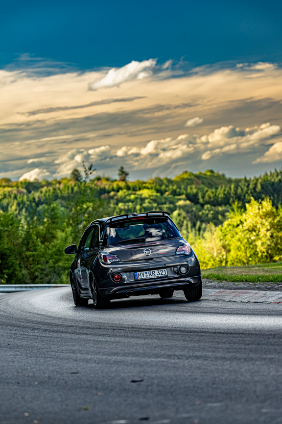 Eifelruhe trifft Adrenalin – entdecken Sie unsere Race & Rest Apartments!