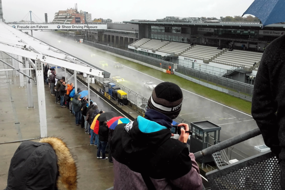 Eifelwetter, heiße Reifen, kalte Nerven – so fühlt sich Nürburgring an.